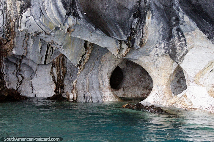 Hermosas texturas y formas de roca de mármol creadas por miles de años, Puerto Río Tranquilo. (720x480px). Chile, Sudamerica.