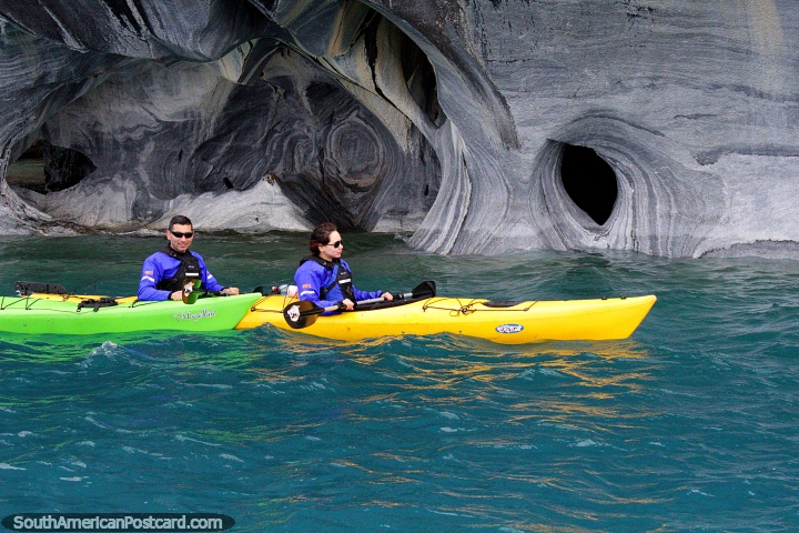 Un par de kayaks en las aguas del Lago General Carrera alrededor de las cuevas de mármol en Puerto Río Tranquilo. (720x480px). Chile, Sudamerica.