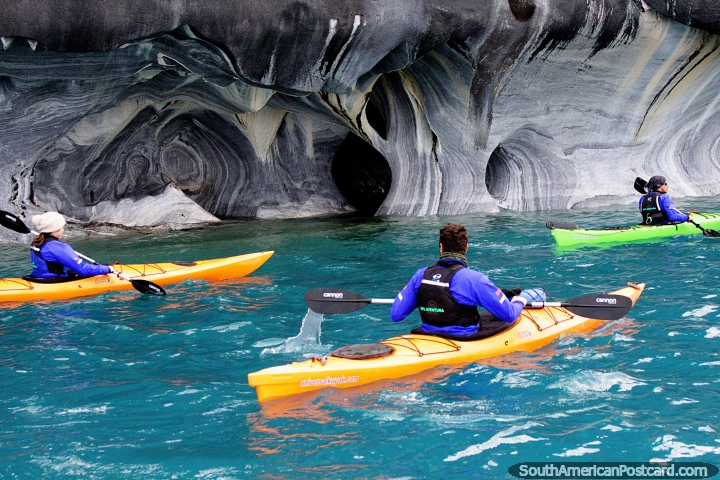 Los kayaks disfrutan de las aguas transparentes alrededor de las cuevas de mrmol en Puerto Ro Tranquilo. (720x480px). Chile, Sudamerica.