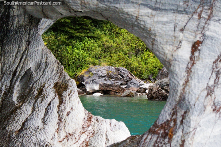 Ventana de verde a través de una pared de roca de mármol en las cuevas de mármol en Puerto Río Tranquilo. (720x480px). Chile, Sudamerica.