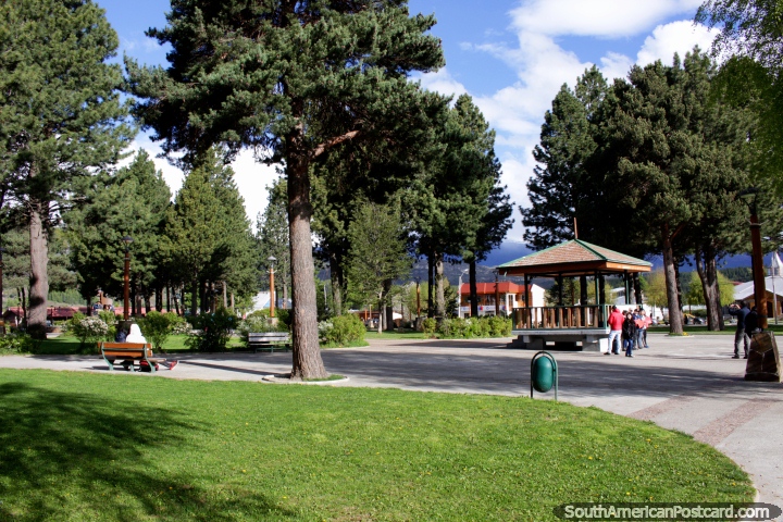 Plaza de Armas en Cochrane, el refugio del ciervo Huemul (por así decirlo) con muchos árboles. (720x480px). Chile, Sudamerica.