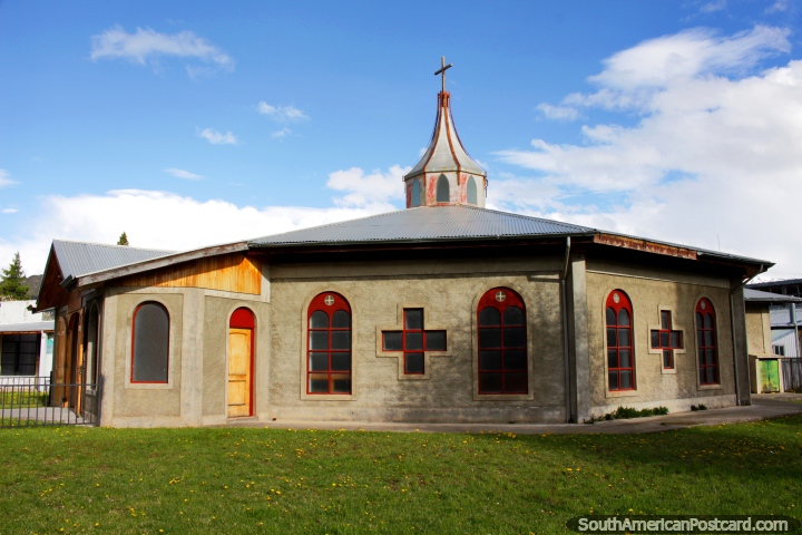 La iglesia en Cochrane - Parroquia San José Obrero, un octógono con 8 lados. (720x480px). Chile, Sudamerica.