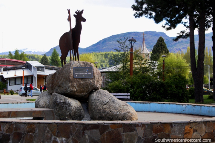 Sïmbolos dos cervos de Huemul sobre rochas na fonte na praça pública em Cochrane. (720x480px). Chile, América do Sul.