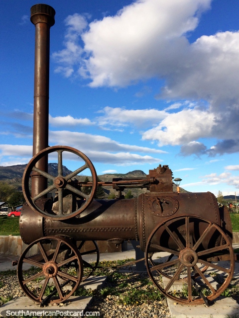 Um velho vapor prepara-se no monitor perto do rio em Cochrane. (480x640px). Chile, Amrica do Sul.