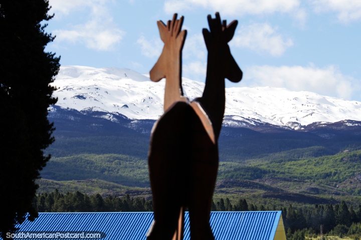 Um par de cervos de Huemul cuida das montanhas cobertas de neve, monumento na praça pública em Cochrane. (720x480px). Chile, América do Sul.