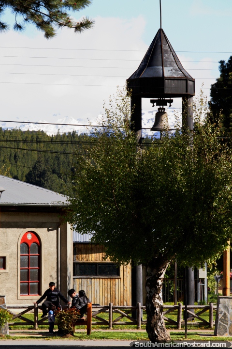 El campanario es prominente junto a la Plaza de Armas en Cochrane. (480x720px). Chile, Sudamerica.