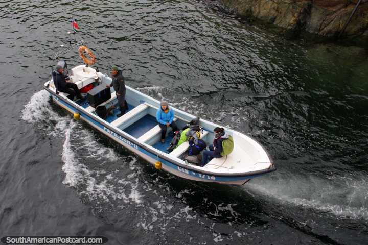 Barco na gua em Porto Gala, levando as pessoas da balsa para suas casas. (720x480px). Chile, Amrica do Sul.