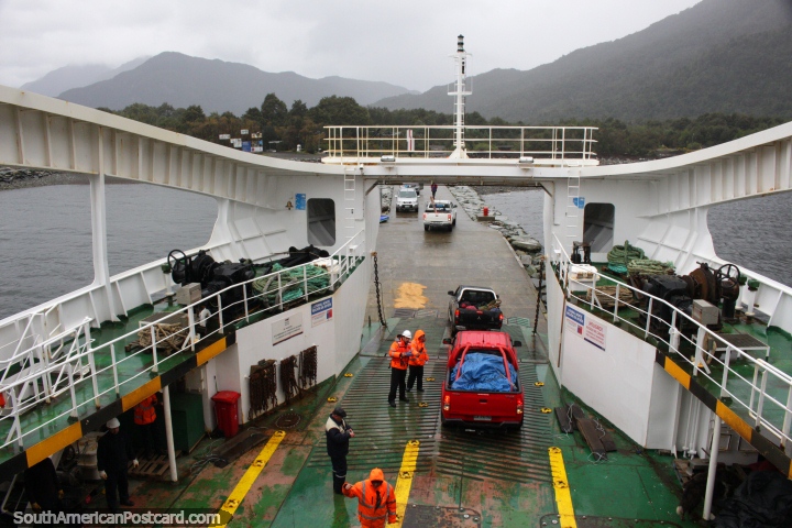 Los automviles desembarcan del ferry en Melimoyu, a las 2:00 pm y el clima es muy oscuro y gris. (720x480px). Chile, Sudamerica.