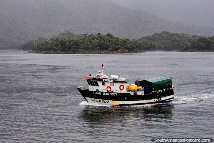 Barco llamado Juan Bautista hace su camino en las aguas de los fiordos del sur. (720x480px). Chile, Sudamerica.