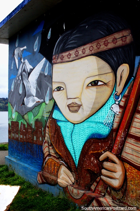 Mujer indígena con diadema y arete, arte callejero en Castro. (480x720px). Chile, Sudamerica.