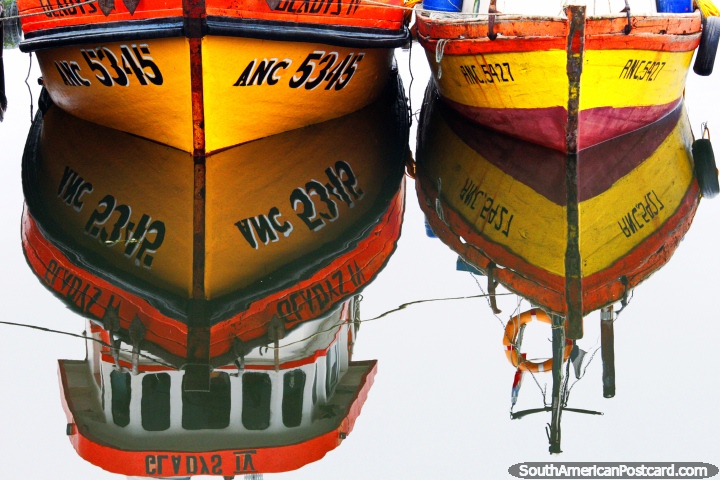 Reflexões assombrosas na água de cascas de barco cedo de manhã em Castro. (720x480px). Chile, América do Sul.