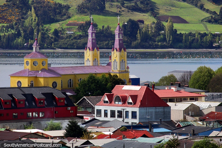 A igreja São Francisco parece grande deste ângulo com visões do rio e colinas atrás, Castro. (720x480px). Chile, América do Sul.
