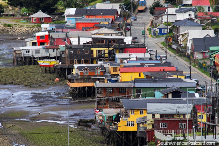 As casas de pernas de pau em outra vizinhança em Castro, onde o maré flui em e fora. (720x480px). Chile, América do Sul.