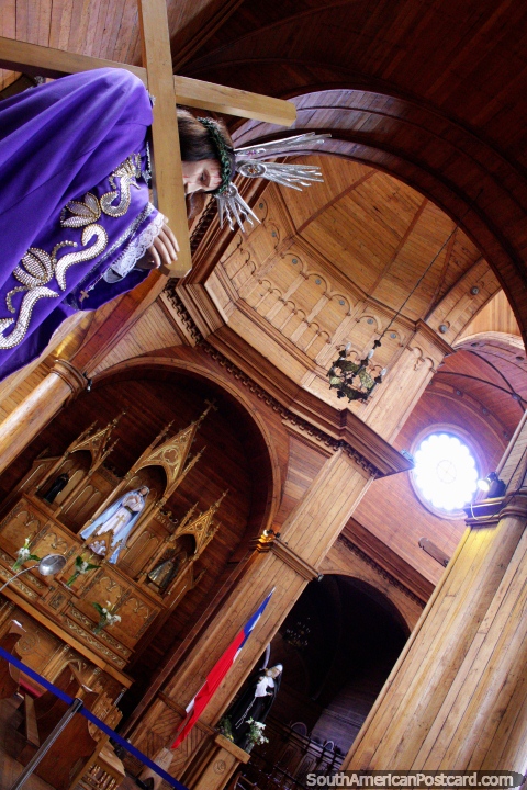El increble interior de madera del Templo de San Francisco en Castro. (480x720px). Chile, Sudamerica.