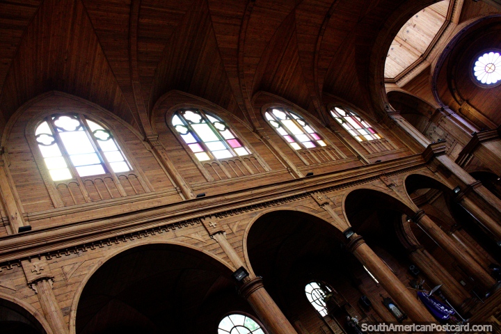 Um interior de madeira espetacular na igreja em Castro, muito melhor do que o exterior. (720x480px). Chile, América do Sul.