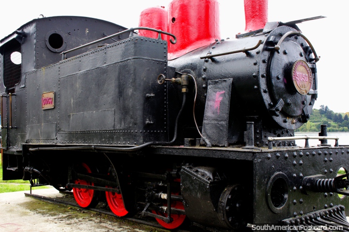 Train 5057, the plaza of antique trains in Castro - Plazuela del Tren. (720x480px). Chile, South America.