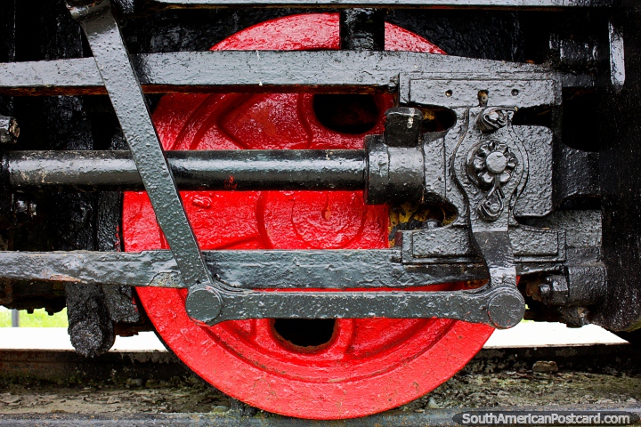 Motor negro y rueda roja de un tren en la plaza de los trenes viejos en Castro. (720x480px). Chile, Sudamerica.