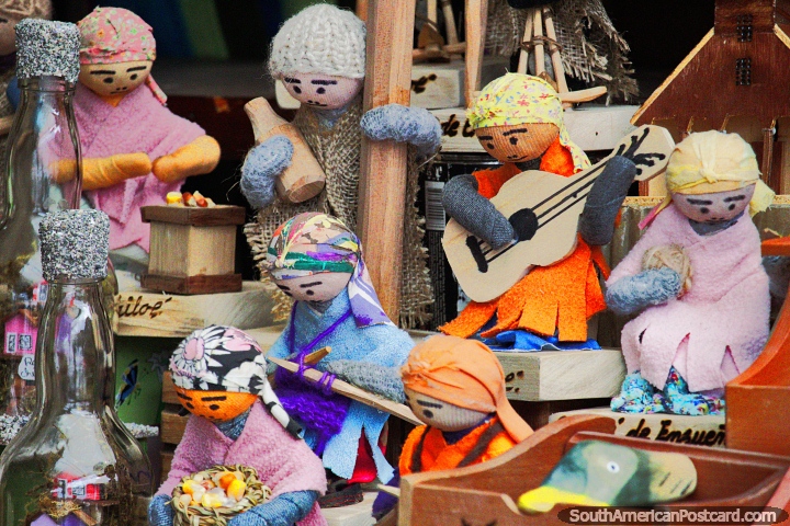 Pequenas bonecas atraentes feitas de l, couro e tecido na feira de artes e ofcios em Castro. (720x480px). Chile, Amrica do Sul.