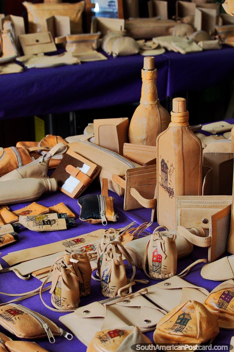 Productos de cuero, portabotellas, billeteras, bolsitas y estuches, mercado de artesana de Castro. (480x720px). Chile, Sudamerica.