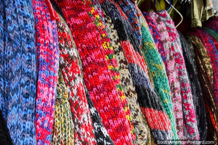 Tecidos jrsei lanosos brilhantes e coloridos do inverno, adquira-os em Castro na feira de ofcios no porto. (720x480px). Chile, Amrica do Sul.
