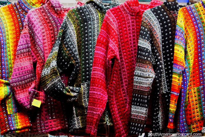 Tecidos jérsei grossos e coloridos, brilhantes como um arco-ïris, feito de lã no mercado de ofïcios em Castro. (720x480px). Chile, América do Sul.