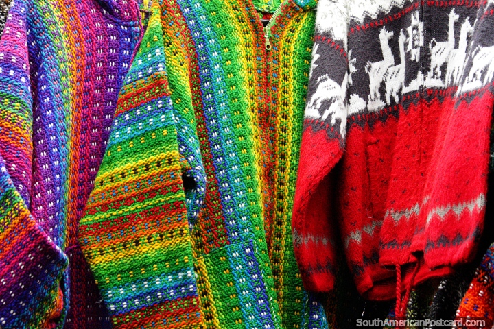 Jerseys arco iris hechos de lana, calidad fantástica y vendidos en Castro en la feria de artesanías. (720x480px). Chile, Sudamerica.