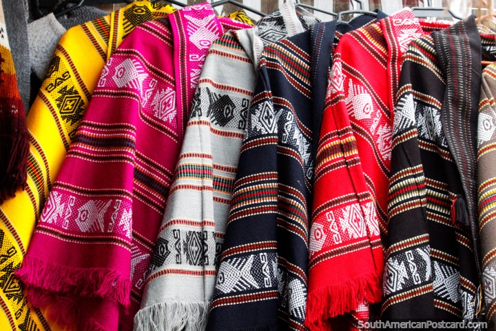 Ponchos tradicionales en diferentes colores para el invierno, disponibles en el mercado de artes y artesanías en Castro. (720x480px). Chile, Sudamerica.