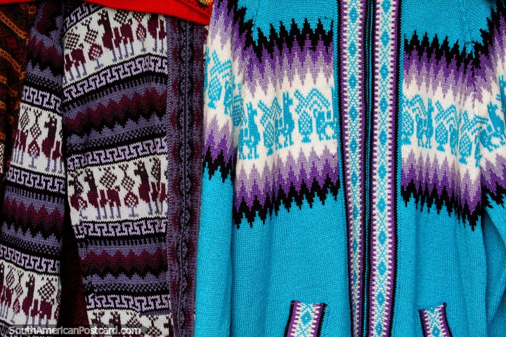 Chaquetas de lana con llamas en el diseño, la feria de artes y artesanía de Castro. (720x480px). Chile, Sudamerica.