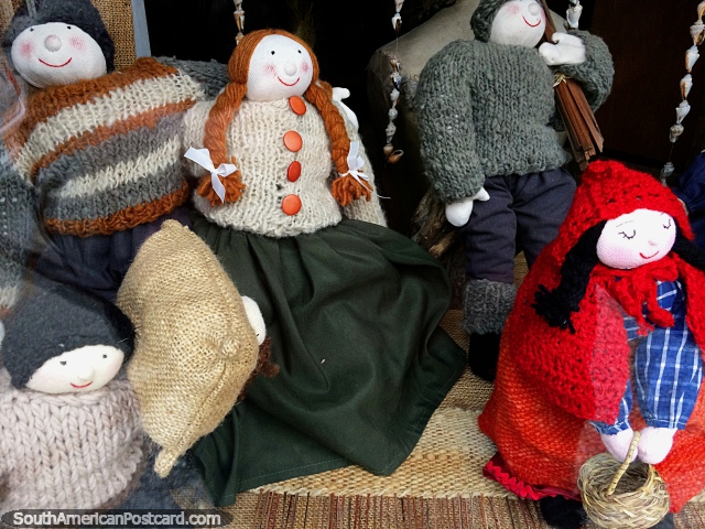 Muñecas de lana, populares en las tiendas de artesanía de la ciudad de Castro. (640x480px). Chile, Sudamerica.