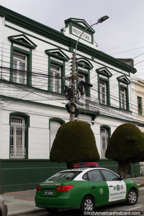 Carabineros, a estao de polcia - Prefectura em Punta Arenas. (480x720px). Chile, Amrica do Sul.
