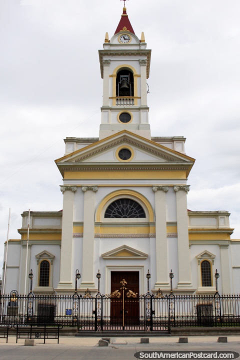 A Catedral em Punta Arenas (1901), o original destruiu-se em 1892, 4 meses depois da inauguração. (480x720px). Chile, América do Sul.