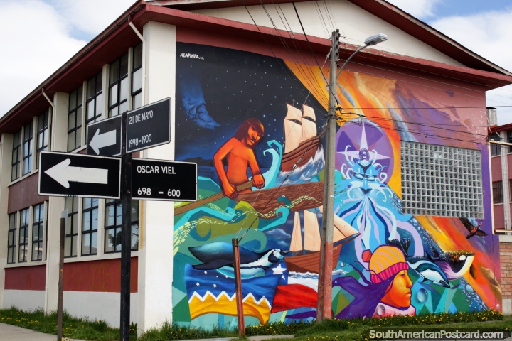 Baleias, selos, barcos e indgena, um mural assombroso por Alapinta.cl em Punta Arenas. (720x480px). Chile, Amrica do Sul.