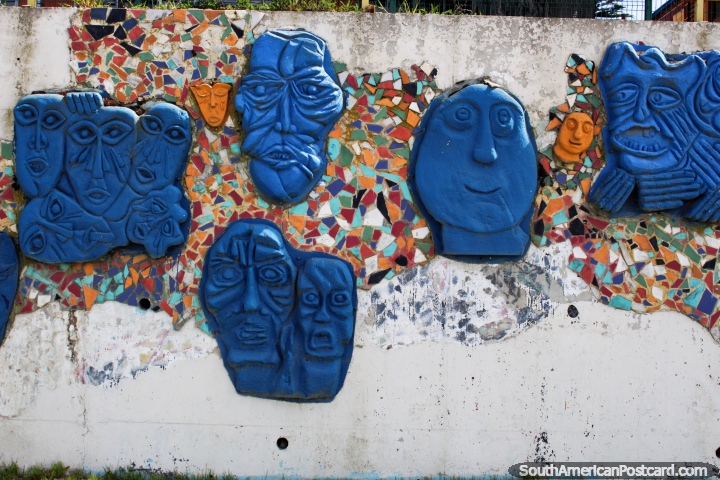 Mosaico de azulejos con grandes caras azules, una interesante obra de arte en Punta Arenas. (720x480px). Chile, Sudamerica.