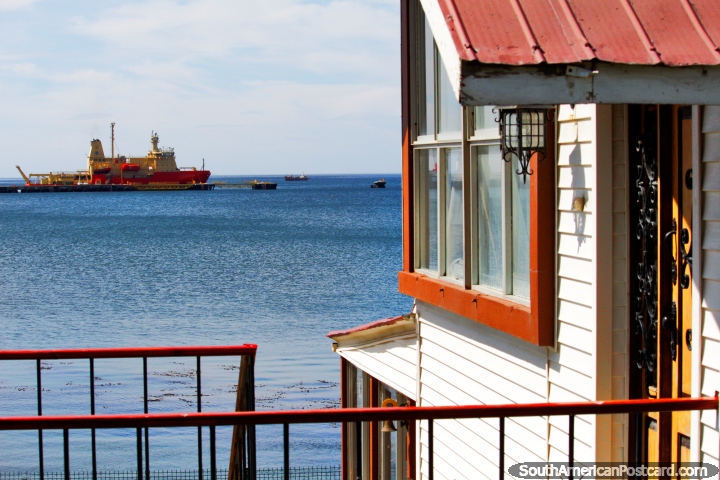 Casa de madeira com grandes visões da água e porto em Punta Arenas. (720x480px). Chile, América do Sul.