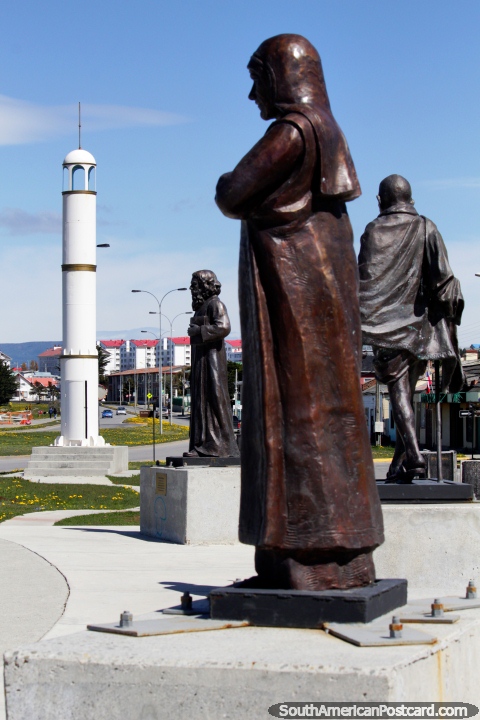 Hindu de praça pública com trabalhos de bronze inclusive Mahatma Gandhi na terra a margem de água em Punta Arenas. (480x720px). Chile, América do Sul.