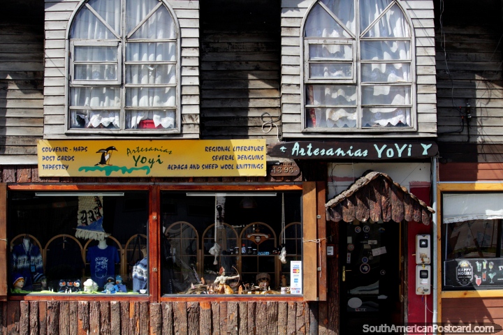 Fachada de madera de una tienda de artesanas en Punta Arenas llamada Artesanias Yoyi. (720x480px). Chile, Sudamerica.