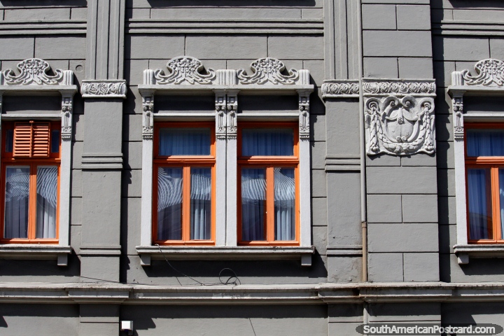 Fachada de piedra y ventanas, Punta Arenas tiene una arquitectura muy agradable en el centro. (720x480px). Chile, Sudamerica.