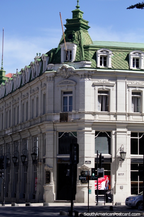 Banco con una cúpula verde en la esquina de Plaza Muñoz Gamero, edificio histórico en Punta Arenas. (480x720px). Chile, Sudamerica.