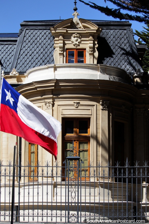 Fachada histrica com bandeira chilena - Centro Cultural Braun Menendez em Punta Arenas. (480x720px). Chile, Amrica do Sul.