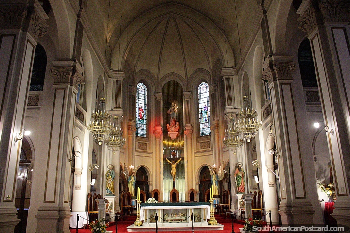 Interior grande de Templo Maria Auxiliadora e Santurio, a igreja mais grande em Punta Arenas. (720x480px). Chile, Amrica do Sul.