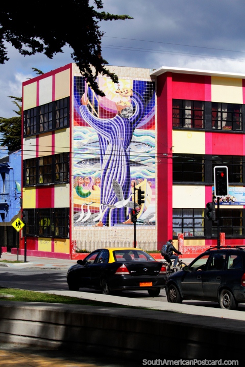 Mural fantstico de azulejos en un edificio colorido en Punta Arenas. (480x720px). Chile, Sudamerica.