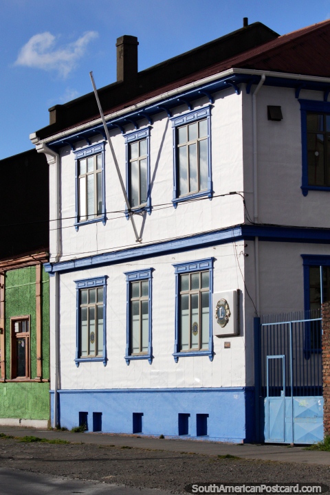 Edificio bien cuidado con una fachada ordenada de azul y blanco en Punta Arenas, Club de Liones. (480x720px). Chile, Sudamerica.