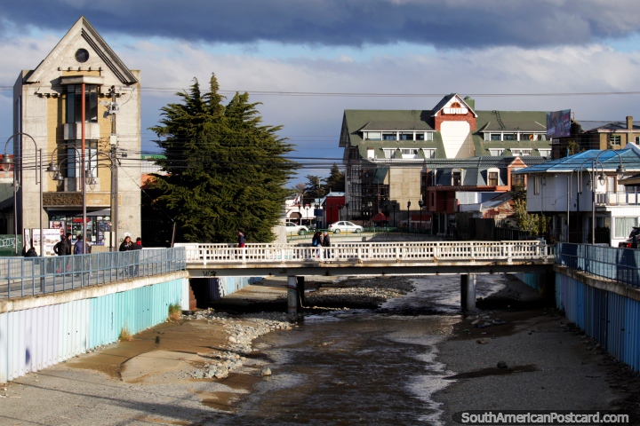 Casas, edificios y puentes alrededor del ro en Punta Arenas. (720x480px). Chile, Sudamerica.