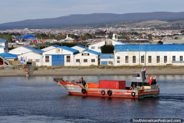 Puerto en Punta Arenas, navegando en ferry por el Estrecho de Magallanes hacia Porvenir. (720x480px). Chile, Sudamerica.