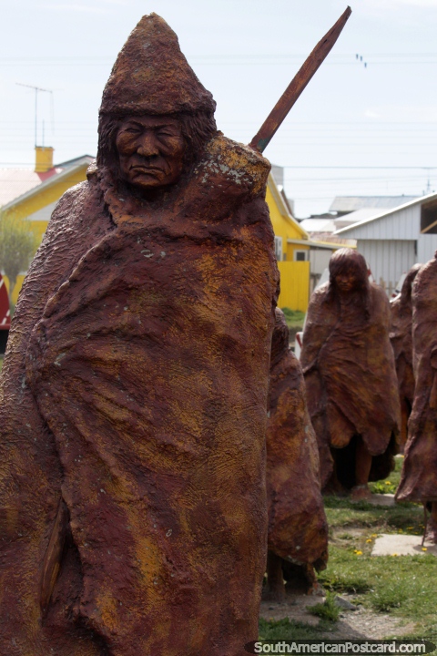 Praça Selknam onde se lembram dos povos indïgenas extintos em Porvenir. (480x720px). Chile, América do Sul.