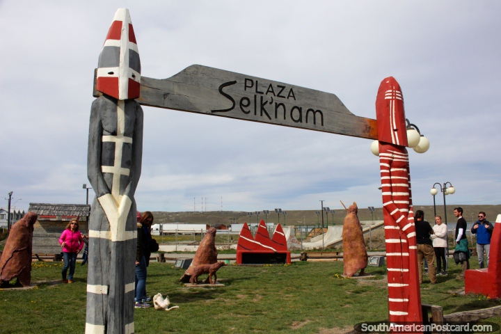 Praça Selknam em Porvenir lembra-se dos povos indïgenas que se exterminaram entre 1880-1920. (720x480px). Chile, América do Sul.