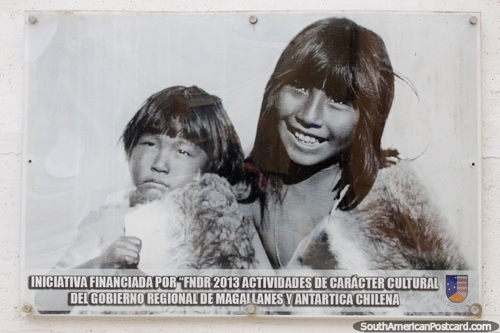 Foto de personas de Selknam que fueron los habitantes originales de Tierra del Fuego, mujer y niño. (720x480px). Chile, Sudamerica.