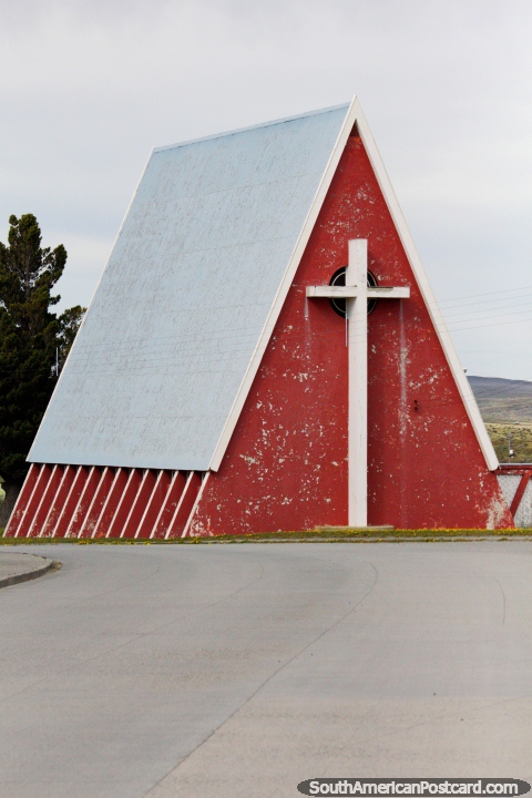 Igreja da forma de triângulo em Colina Sombreiro, uma cidade fantasma na Terra do Fogo. (480x720px). Chile, América do Sul.