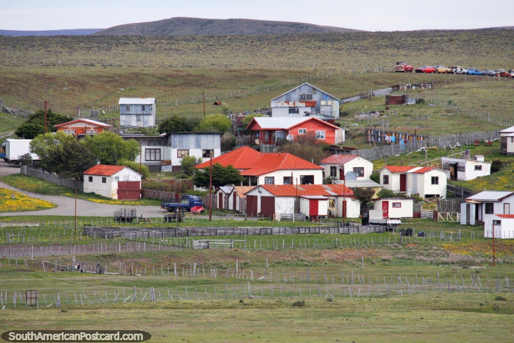 Las casas y tierras de cultivo alrededor del pueblo de Cerro Sombrero, una vez fue un centro de perforación petrolera, Tierra del Fuego. (720x480px). Chile, Sudamerica.