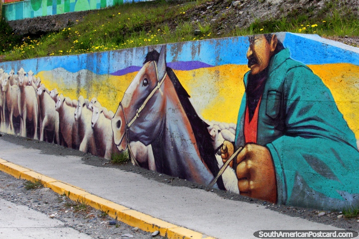 Homem em ovelhas a cavalo se arrebanham, mural colorido em Colina Sombreiro, Terra do Fogo. (720x480px). Chile, América do Sul.